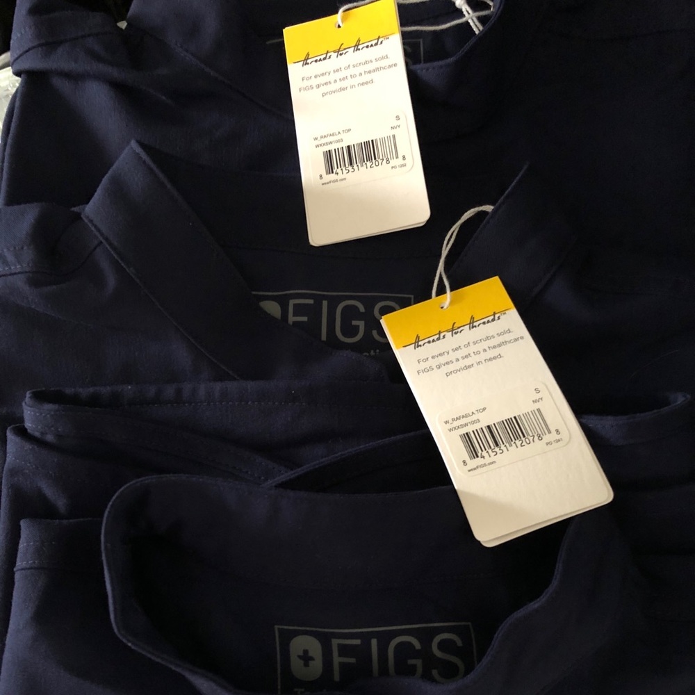 FIGS RAFAELA SCRUB TOP Small NAVY (FIRM)